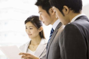 职场饭局，同事出现3个举动，记得保持好距离